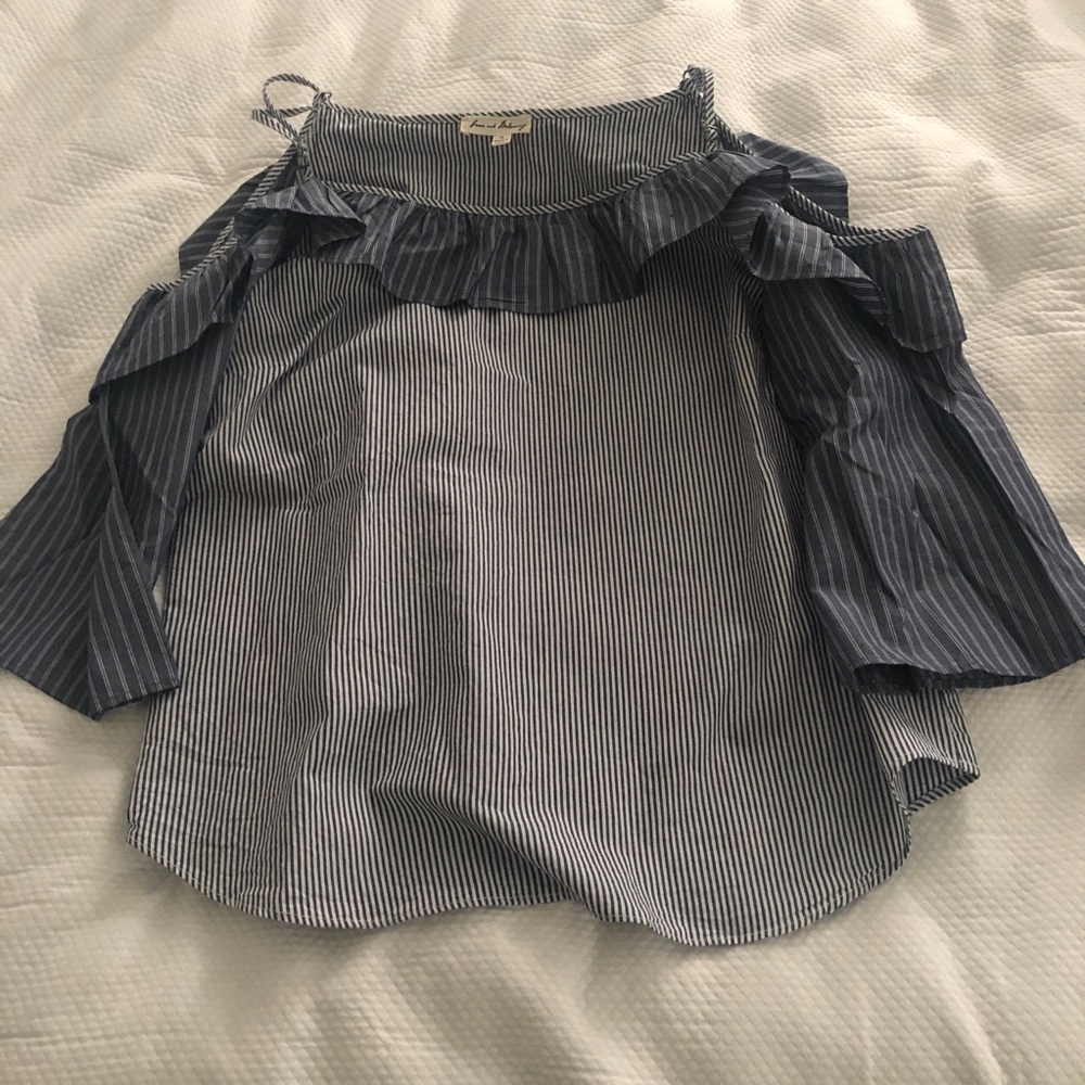 Cold-shoulder top